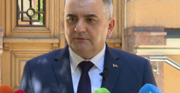 Директор Пореске управе дијели новац активистима СНСД у Бањалуци, а Минић немушто то оправдава
