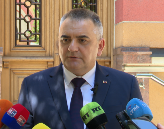 Директор Пореске управе дијели новац активистима СНСД у Бањалуци, а Минић немушто то оправдава