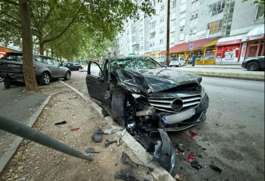 Mostar: Vozač izgubio kontrolu i udario u više vozila