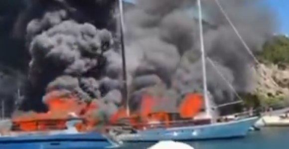 Haos u Grčkoj: Izbio požar na turističkom brodu (VIDEO)