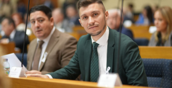 Дјеци Српске мрвице, посланицима који ћуте 165.000 КМ