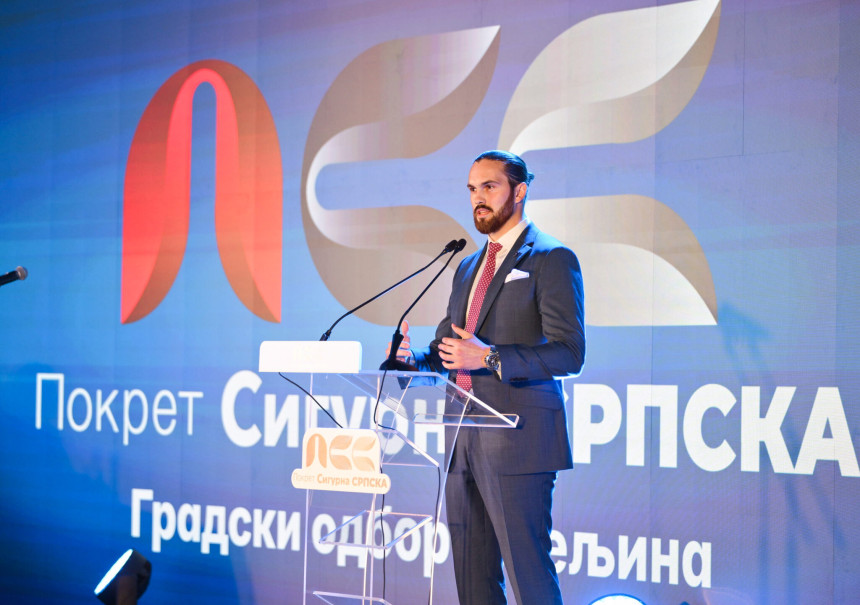 Режим дави народ, па се представља као спасилац