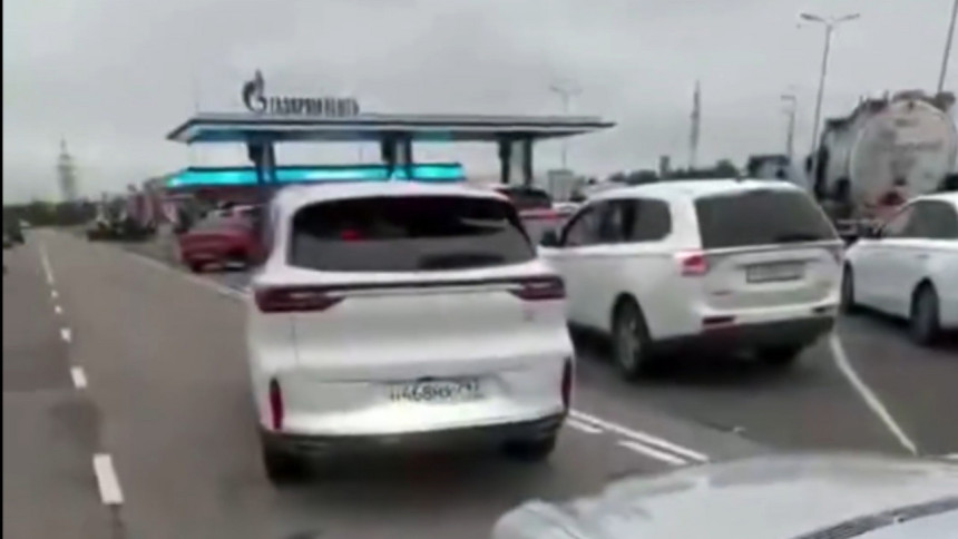 Непрегледне колоне због несташице горива у Русији (ВИДЕО)