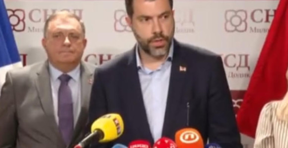 Tata i sin na konferenciji za novinare o izborima