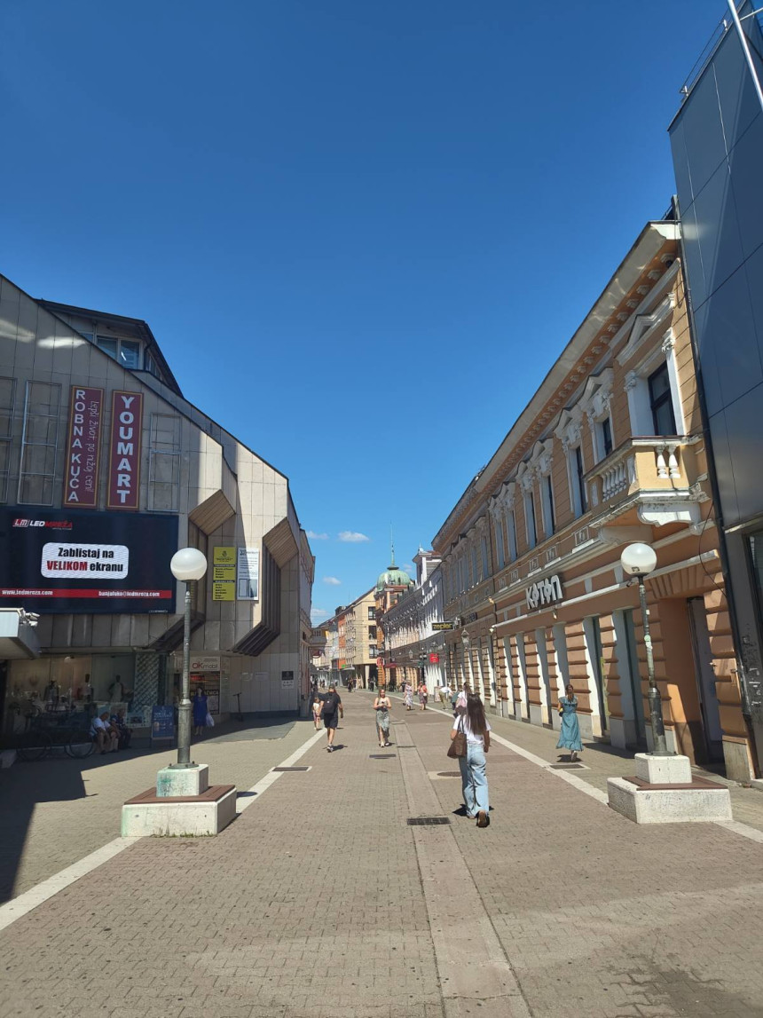 Vreli talas tek stiže: Puste ulice u gradu na Vrbasu (FOTO)