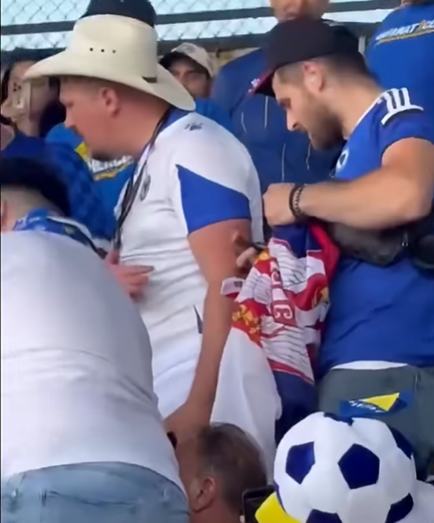 Navijači BiH na tribini napali navijača sa zastavom Srbije