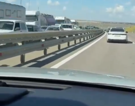Kilometarske kolone na izlazu sa Krima, ljudi bježe (VIDEO)