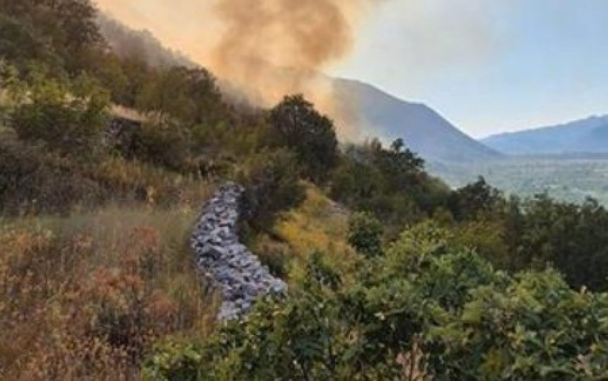 Требиње: Ватра пријети кућама, ситуација под контролом