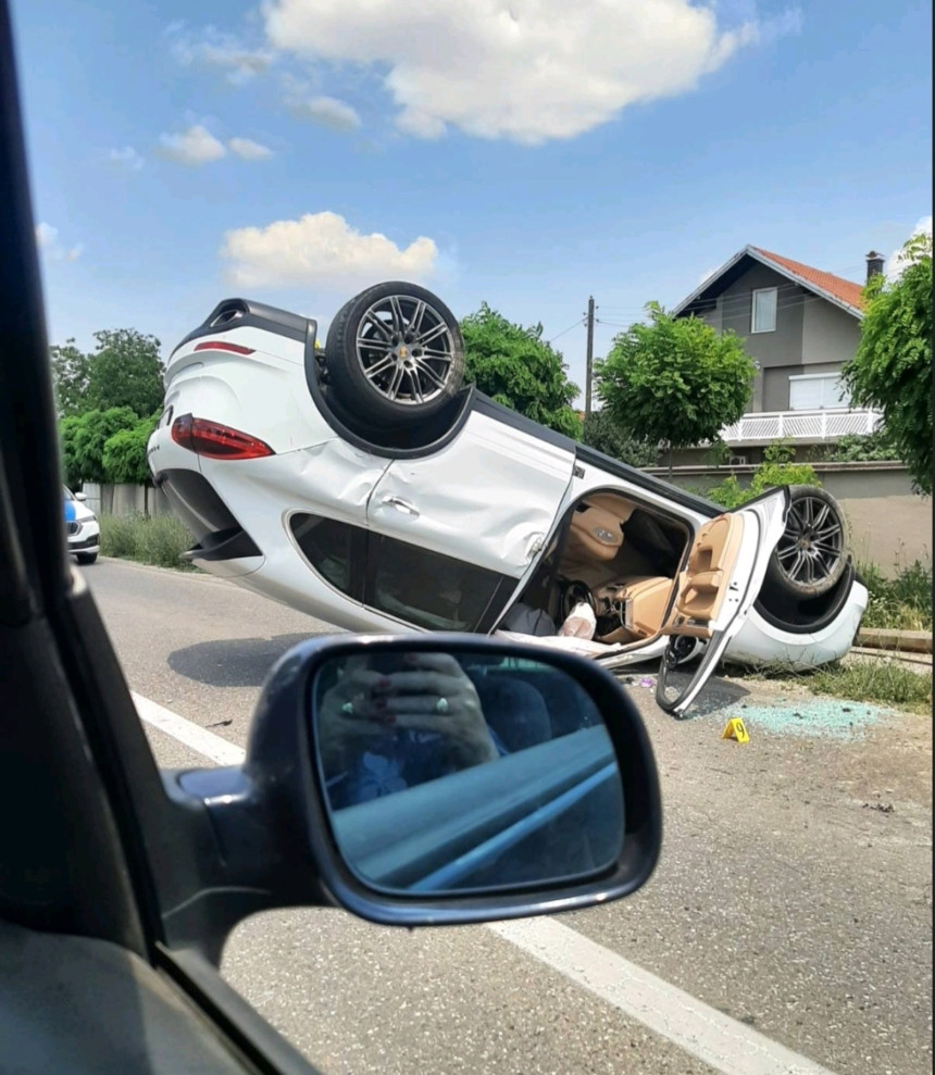 Na putu Bijeljina - Zvornik saobraćajka: Prevrnut automobil