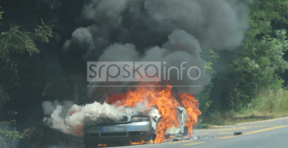 Na magistralnom putu kod Banjaluke gori autotomobil