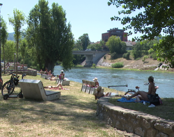 Banjalučani spas od vrućine pronašli uz rijeku Vrbas