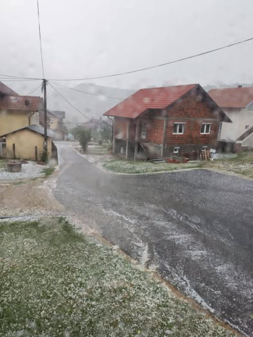 Поједине дијелове БиХ током ноћи погодило снажно невријеме