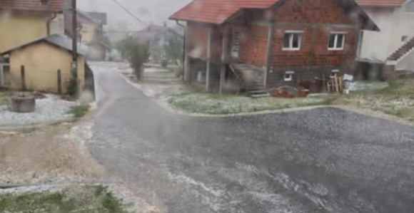 Поједине дијелове БиХ током ноћи погодило снажно невријеме