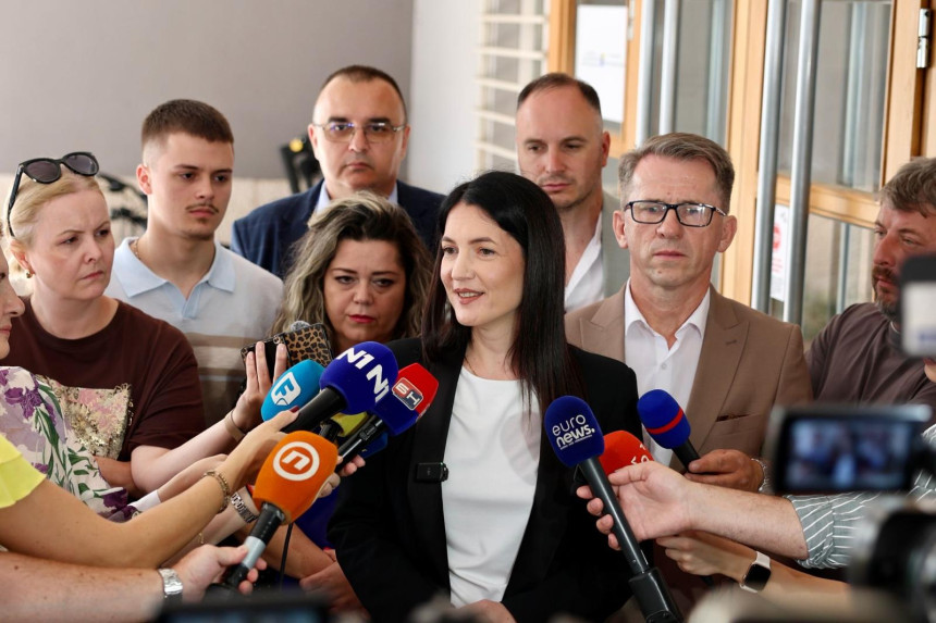 Народни фронт на челу са Јеленом Тривић предао листе
