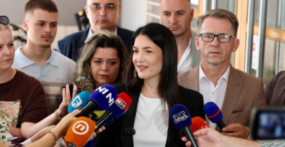 Народни фронт на челу са Јеленом Тривић предао листе
