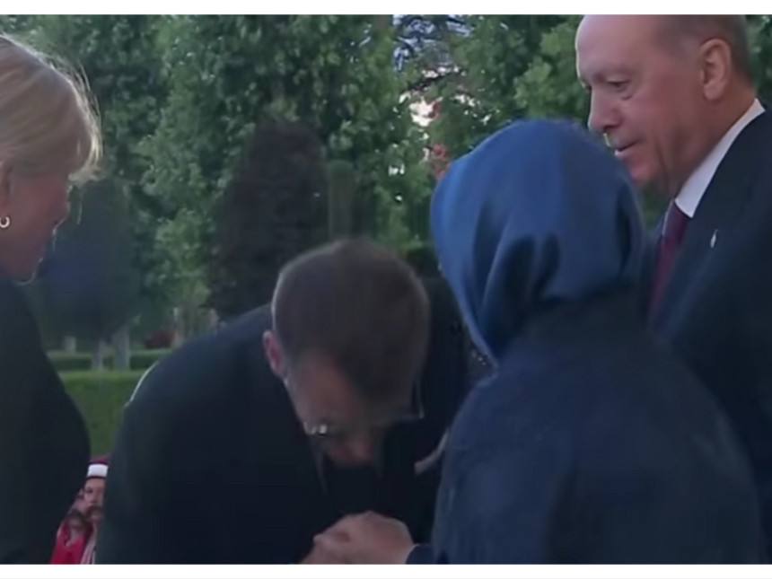 Makron pokušao da poljubi ruku Emine Erdogan (VIDEO)