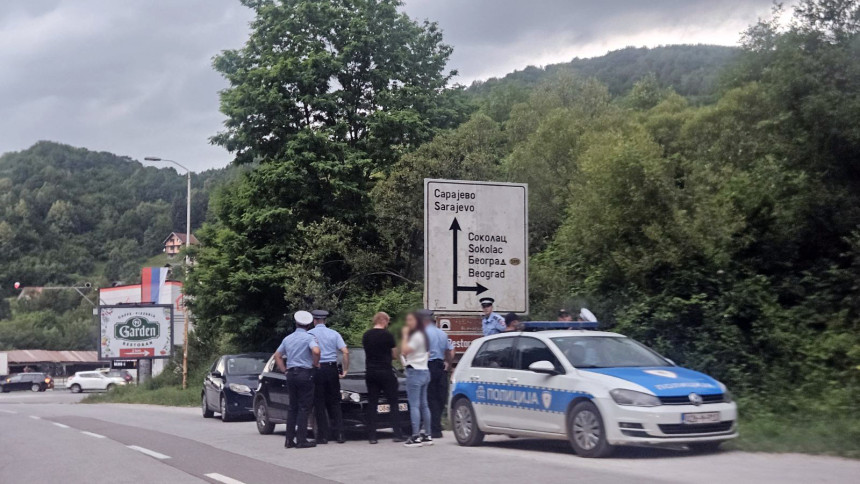 Драма на Палама: Мушкарац се попео на дрво и одбија да сиђе