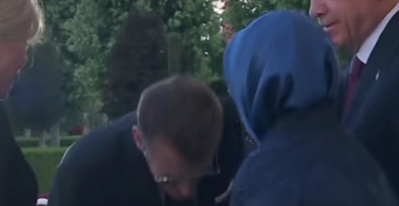 Макрон покушао да пољуби руку Емине Ердоган (ВИДЕО)
