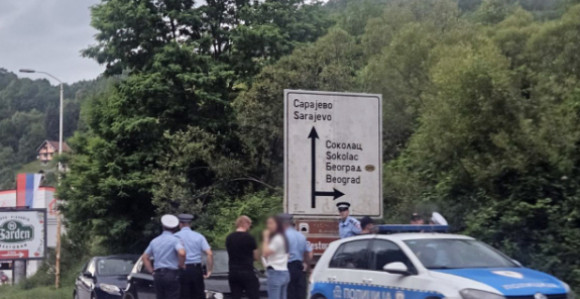 Драма на Палама: Мушкарац се попео на дрво и одбија да сиђе
