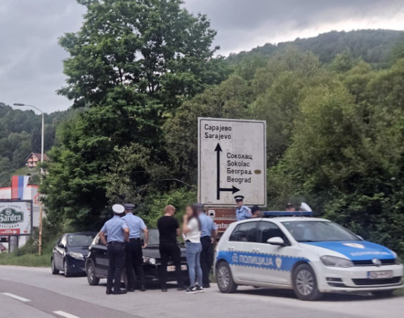Драма на Палама: Мушкарац се попео на дрво и одбија да сиђе
