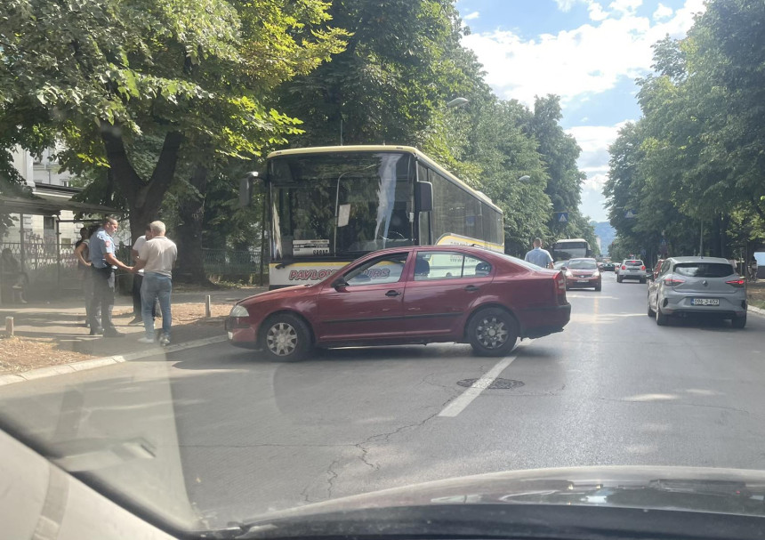 Колапс у саобраћају: Судар аутомобила и аутобуса у Бањалуци