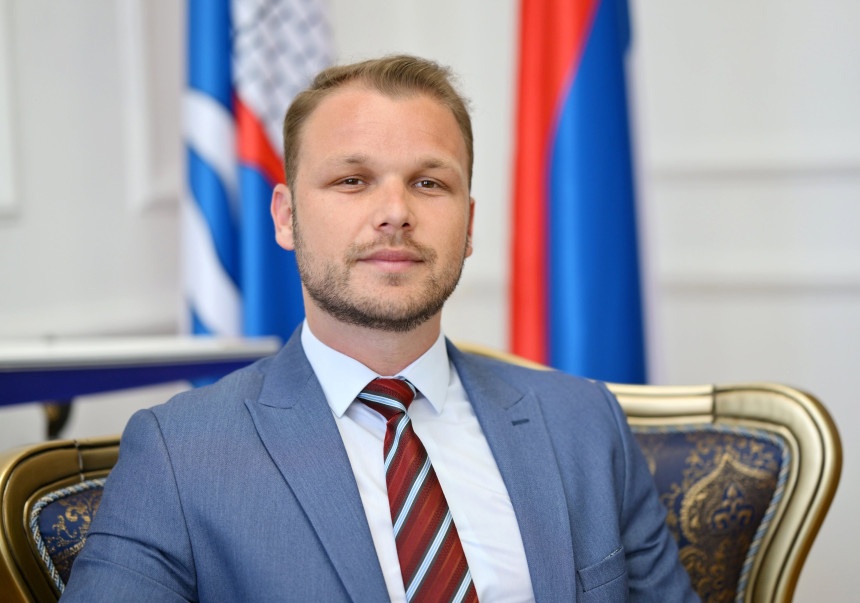 Јавност заслужује истину, а не политичка саопштења о догађају на Палама
