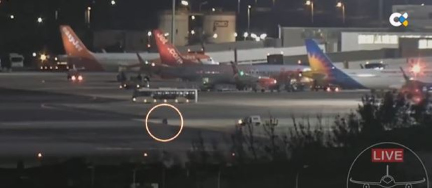 Drama na pisti: Otkotrljao se točak s aviona (VIDEO)