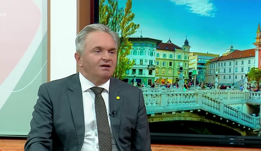 Како Србија успијева да гради посебне односе са кључним свјетским актерима?
