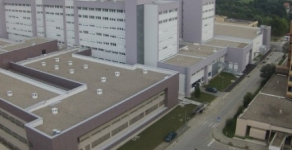 Dijete koje se gušilo u bazenu priključeno na aparate