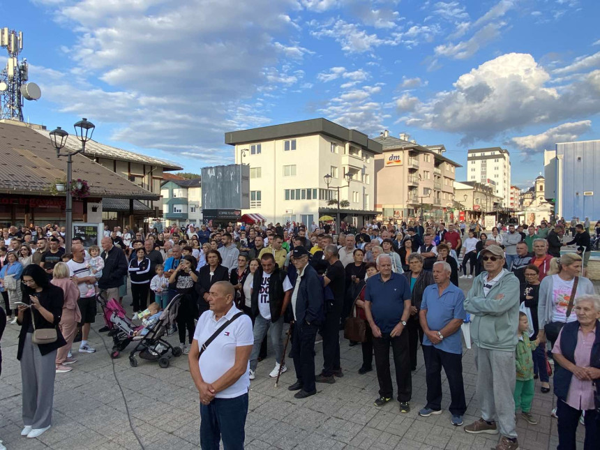 Sa protesta na Palama upućen poziv MUP-u i Tužilaštvu Republike Srpske da istraže prebijanje mladića sa Pala (VIDEO/FOTO)