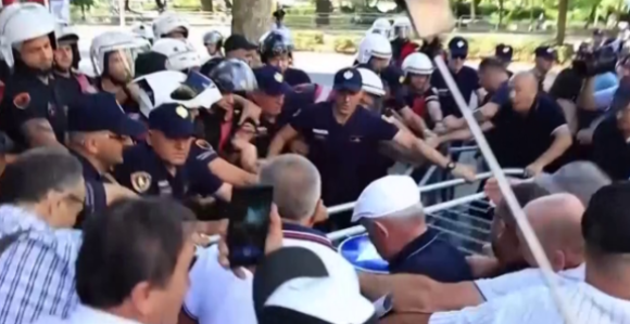 Протести у Тирани: Сукоби, водени топови и сузавац (ФОТО)
