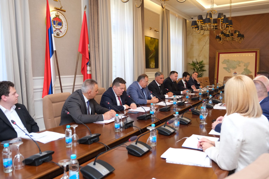 Političko podaništvo pred vođom: Kako lični interesi i nedostatak vizije uništavaju budućnost mladih