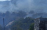 Trebinje: U Humu izbio požar, vatrogasci brane kuće (FOTO)