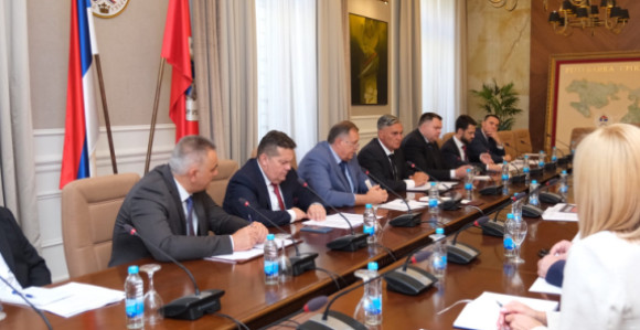 Političko podaništvo pred vođom: Kako lični interesi i nedostatak vizije uništavaju budućnost mladih