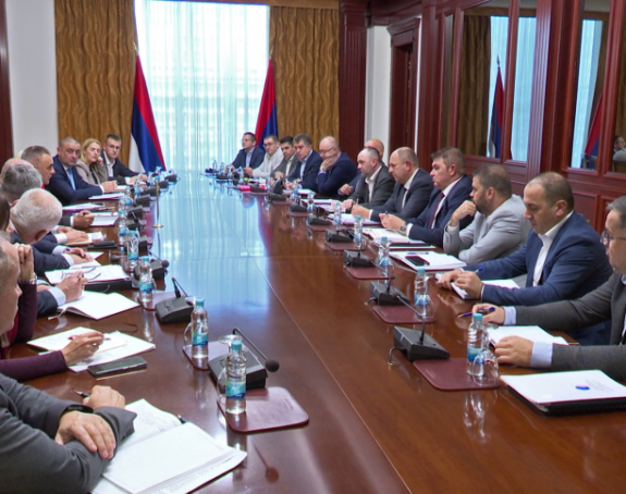 Већ виђено: Рециклажа предизборних обећања, док јавна предузећа тону све дубље