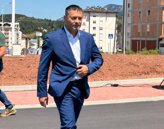 НЕВИЂЕН ПРЕДИЗБОРНИ СКАНДАЛ НА ПАЛАМА: СНСД-ов посланик новцем јавног предузећа купује гласове кокама?! (ВИДЕО)