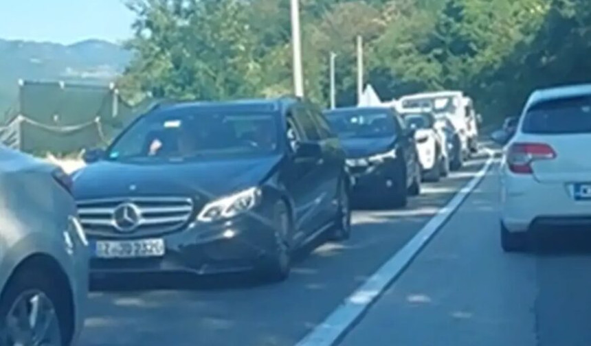 Велика гужва на овом дијелу пута, чека се и до два сата