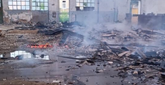 Пожар у напуштеној хали у кругу фабрике Јелшинград