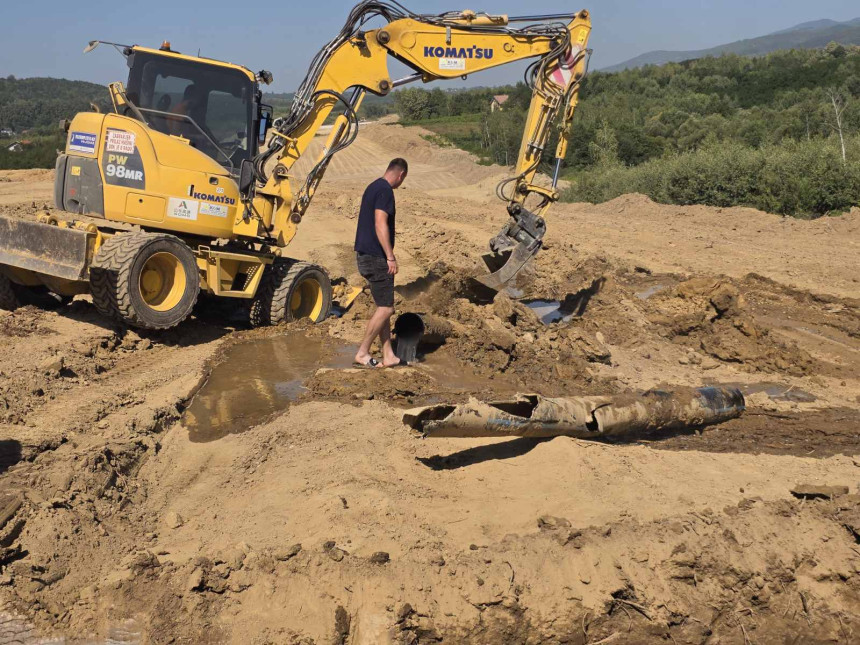 Машине на аутопуту оштетиле водовод, села остала без воде
