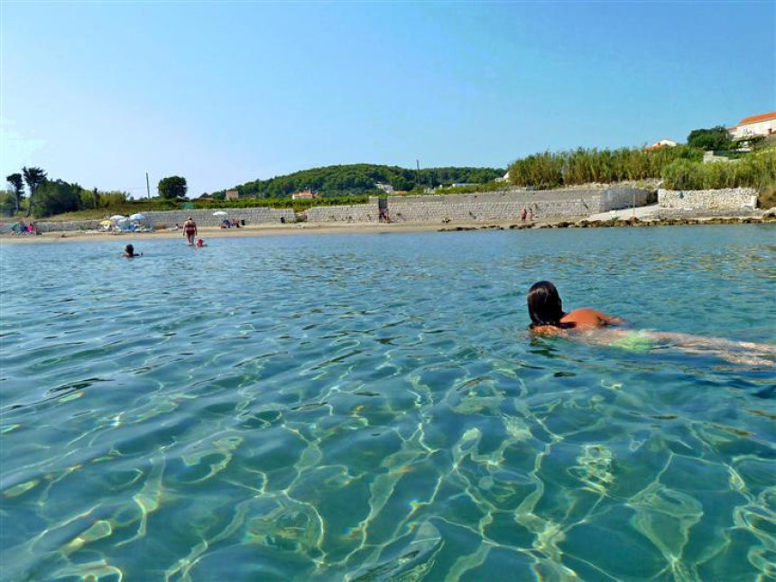 Море на овој плажи у Хрватској загађено фекалијама