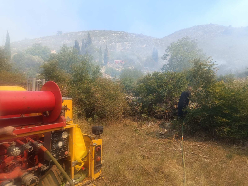 U blizini više sela oko Trebinja aktivni požari (FOTO)