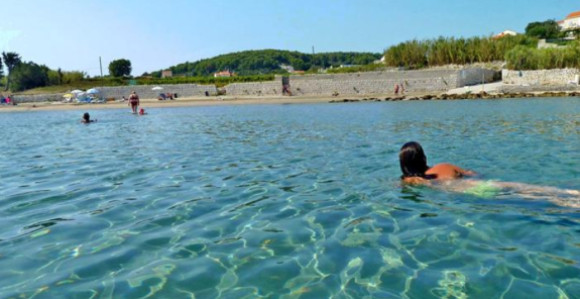 Море на овој плажи у Хрватској загађено фекалијама