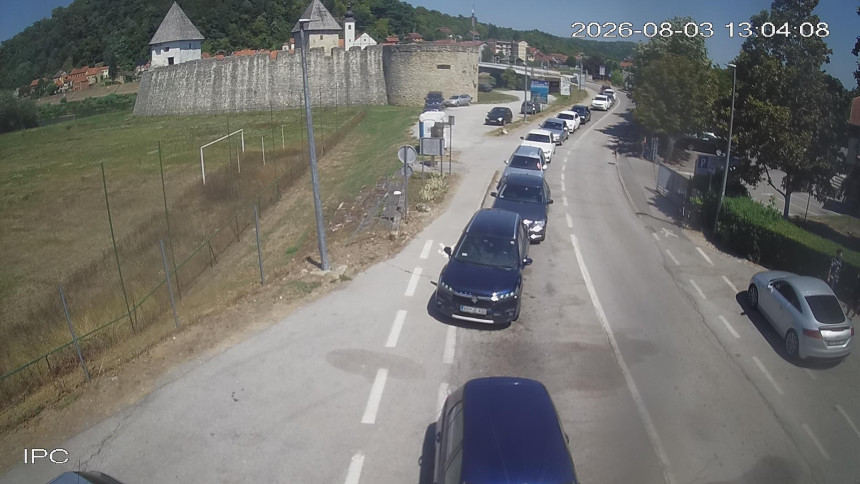 Дуге колоне у оба смјера на Изачићу, В. Кладуши и Костајници
