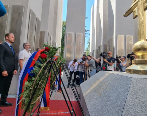 Положени вијенци за страдале крајишке Србе у акцији "Олуја" (ФОТО)