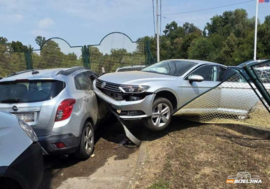 Bijeljina: Nakon sudara vozilo završilo u dvorištu mljekare
