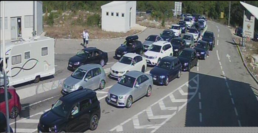 Gužve na granicama: Duge kolone na više prelaza