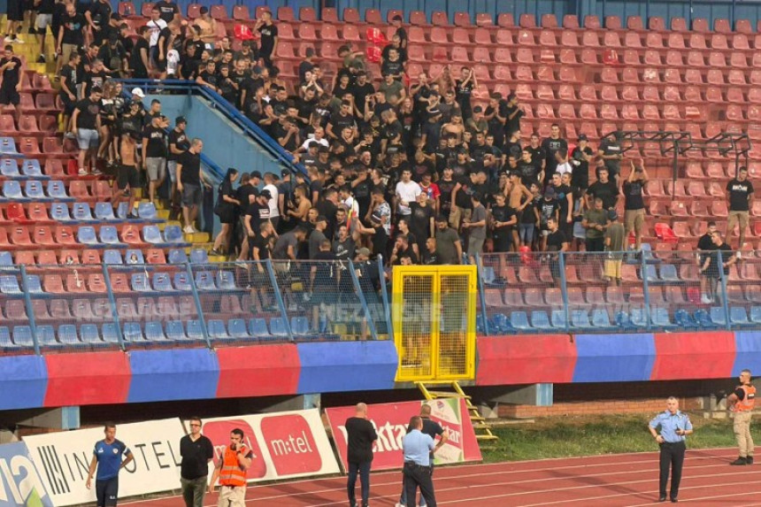 Prekinuta utakmica Borac-Velež, sjeverna tribina ispražnjena