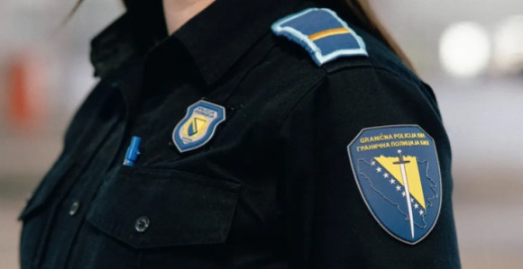 Полицајац и полицајка се сукобили пред путницима