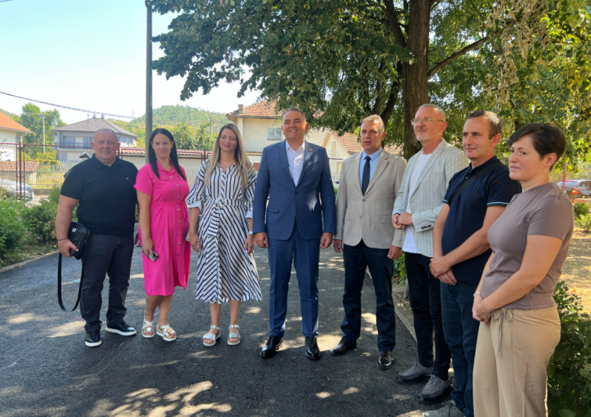 Izborna godina i briga za đake: Minić dijelio udžbenike