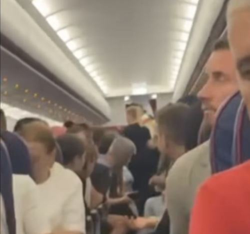 Avion za Tuzlu preusmjeren u Budimpeštu zbog putnice (VIDEO)